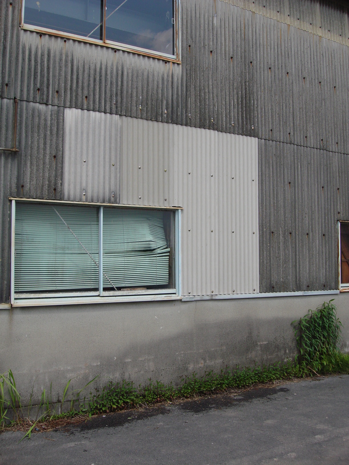◇ 施工例：スレート改修・シャッター取替工事 秀熊電建工業株式会社